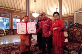 Dinilai berprestasi, Wali Kota Risma dapat gelar bangsawan dari Keraton Solo (Video)