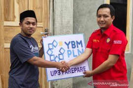 YBM PLN bantu pasang baru daya listrik untuk pesantren di Soppeng
