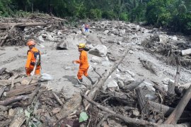 Tim SAR lanjutkan pencarian korban banjir Poso Page 2 Small