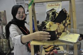 Sepatu karya Desainer Lokal di Palembang Fashion Week Page 1 Small