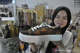 Sepatu karya Desainer Lokal di Palembang Fashion Week Page 2 Small