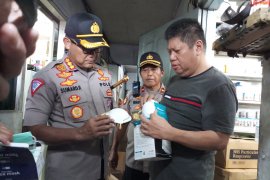 Polisi buru penimbun masker