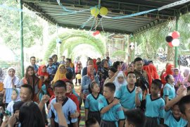 Rayakan HUT ke-38, WOM Finance ajak tamasya anak-anak disabilitas