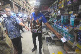 Polda Kalsel cek stok masker dan cairan anti septik di Indogrosir