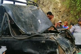 Mobil barang masuk jurang dievakuasi, satu penumpang belum juga ditemukan