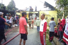 Rumah kepala sekolah terbakar, satu korban alami luka bakar serius