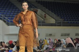 Puluhan desainer lokal ikuti Palembang Fashion Week 2020 Page 2 Small