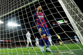 Kompetisi dilanjutkan, bola dan lapangan perlu disterilkan