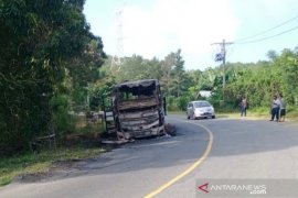Bus Kurnia ludes terbakar di pegunungan Seulawah