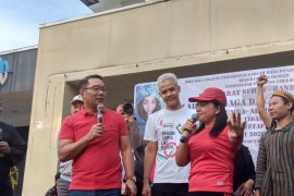 Ridwan Kamil dan Ganjar Pranowo sosialiasi pencegahan COVID-19 di CFD Bandung