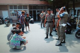 Satpol PP Padang amankan 10 anak jalanan tidur di kolong jembatan