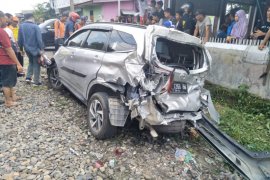 Kereta api kontra mini bus di Binjai