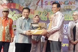 Fadjroel Rachman dinobatkan ambasador kain Sasirangan