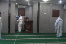 Masjid di dekat rumah Jusuf Kalla disemprot cairan disinfektan