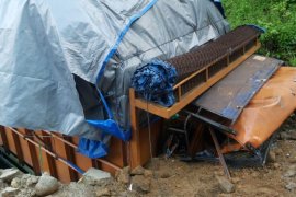 Truk Fuso terbalik di Tapteng, supir dan kernet terjepit