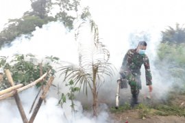Yonif 713/Gorontalo fogging cegah DBD di pos pengamanan Papua