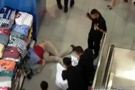 Seorang pria diduga melompat dari lantai atas Thamrin Plaza Medan, penyebabnya masih misteri