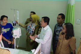 Menteri Kesehatan jenguk pasien DBD di RSUD Johannes Kupang
