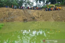 LIMA SANTRI BERSAMA KYAI PONDOK PESANTREN TENGGELAM DI GALIAN C Page 1 Small