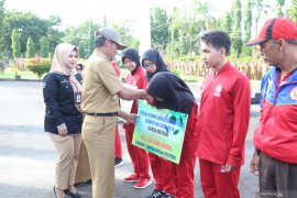 Bupati serahkan bantuan untuk atlet berprestasi
