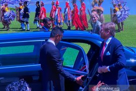 Raja-Ratu Belanda disambut pasukan yang berbaju adat nusantara