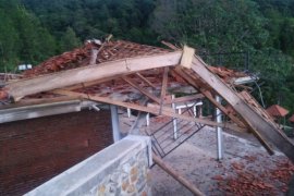 Angin kencang rusak bangunan di Wisata Air Terjun Dolo Kediri