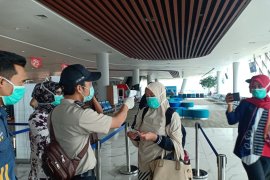 ASDP Bakauheni cek suhu tubuh dan bagikan masker ke penumpang antisipasi COVID-19