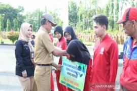 Bupati Tanah Laut menyerahkan bantuan untuk atlet berprestasi