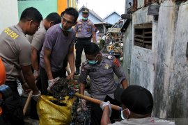 Polres Sikka kerahkan personel bersihkan sampah dan berantas sarang nyamuk
