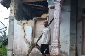 Gempa membuat sejumlah rumah di Sukabumi rusak