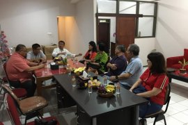 Sejumlah orang tua mahasiswa Raffles Intitute Surabaya temui anggota DPR RI