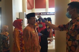 Peserta Munas Adeksi menjalani pemindai suhu tubuh