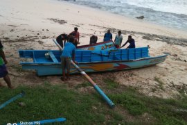 Seorang nelayan Pacitan hilang diterjang ombak besar pascagempa