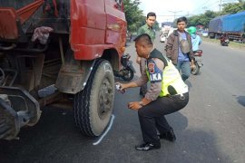 Seorang pengendara motor tewas setelah jatuh dan tertabrak truk