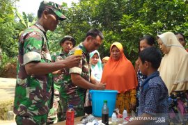 TNI  ajarkan warga desa buat sabun cair cuci piring