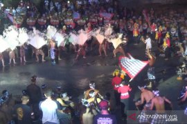 900 seniman-penari tampil dalam pembukaan Tanah Lot Art-Food Festival 2020 (video)