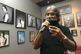 Tips foto dari kamera ponsel ala Darwis Triadi