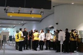 Jokowi cek perangkat pemindai suhu tubuh di Bandara Soetta
