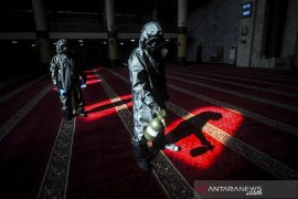 Penyemprotan disinfektan di Masjid Raya Bandung