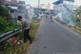 Polsek Belinyu gelar kerja bakti bersama cegah covid-19
