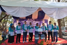 Pegadaian serahkan wadah sampah dukung keindahan tempat wisata