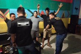 Tempat hiburan karaoke Holyland di Tapteng dirazia, 2 pengunjung positif