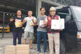 Komunitas literasi Perahu Pustaka terima donasi buku dari anggota DPR RI