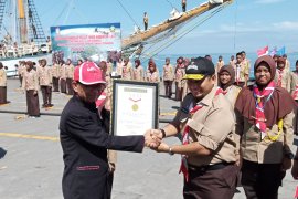 300 siswa Saka Bahari Pramuka Sulsel pecahkan rekor MuRi tiup peluit serentak