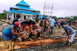 Bhabinkamtibmas bantu warga cor pagar Masjid Al Muhajirin Sarmi