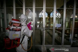 Polda Kepri semprot disinfektan ke sarana publik