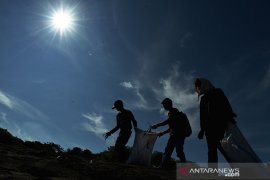 Bersih-bersih sampah di pantai Page 2 Small