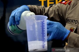 Pembuatan produk pembersih tangan