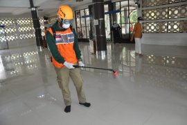 Rumah Zakat Kalbar disinfeksi masjid dan musala di Pontianak