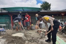 Bhabinkamtibmas Tolikara bantu pembangunan Masjid